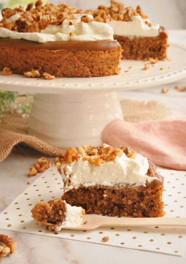 Torta de Nuez con Dulce de Leche y Crema Chantilly