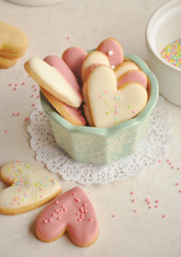 Galletitas de Corazón con Baño de Chocolate Rubí y Blanco
