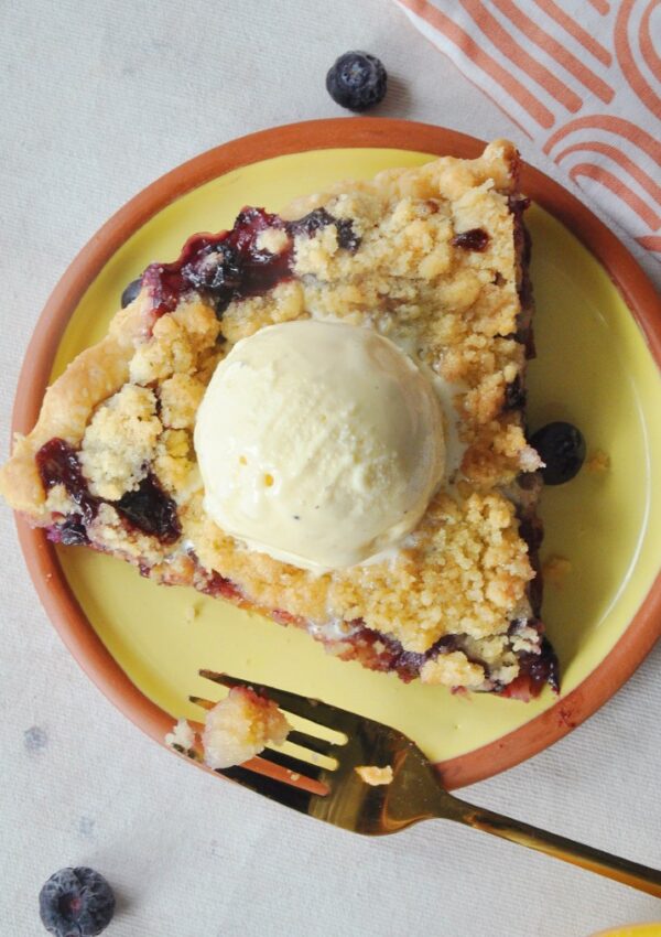 Tarta de Duraznos y Arándanos con Crumble